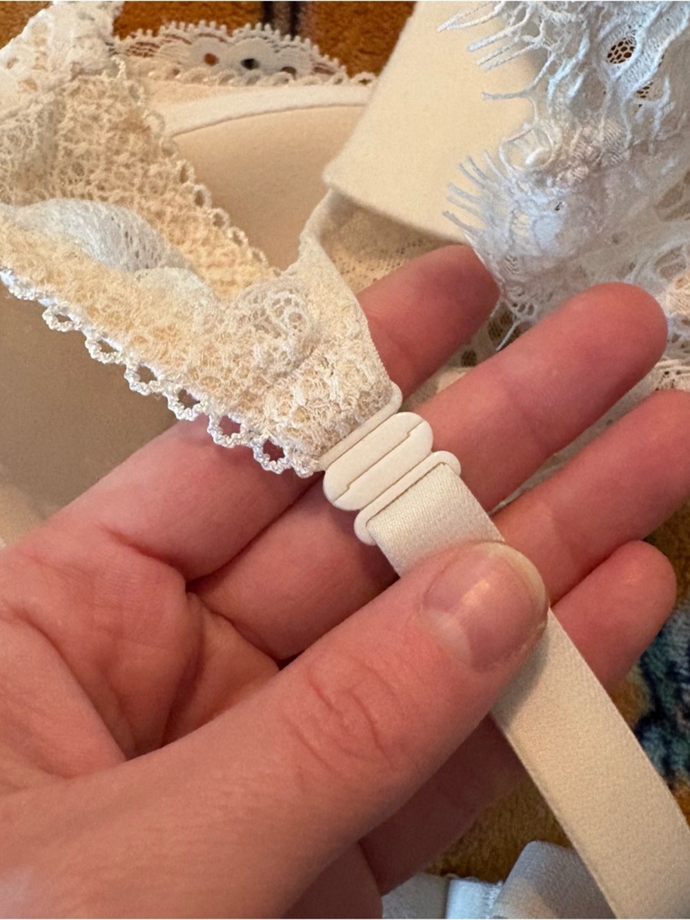 Victoria's Secret White Lace Bra - Picture 5 of 9